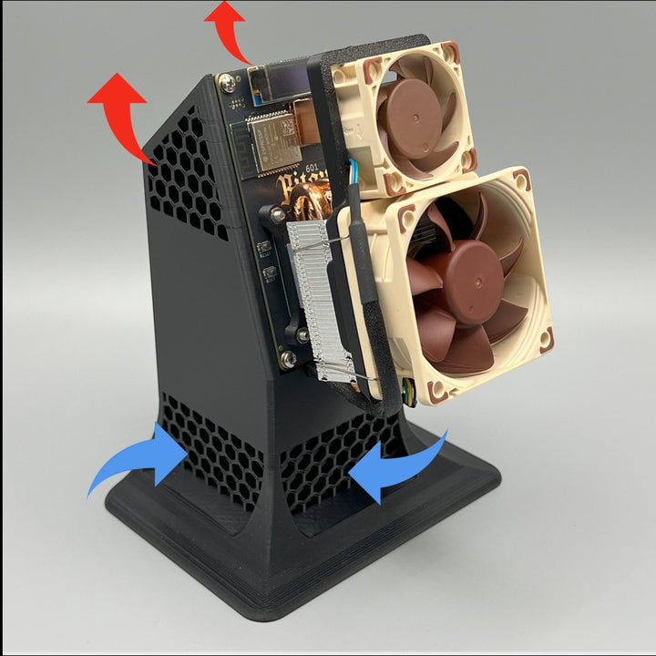 3DTools Cooling Tower One Gehäuse aus schwarzem PETG für Bitaxe Miner mit montiertem Noctua Lüfter und Luftstrom