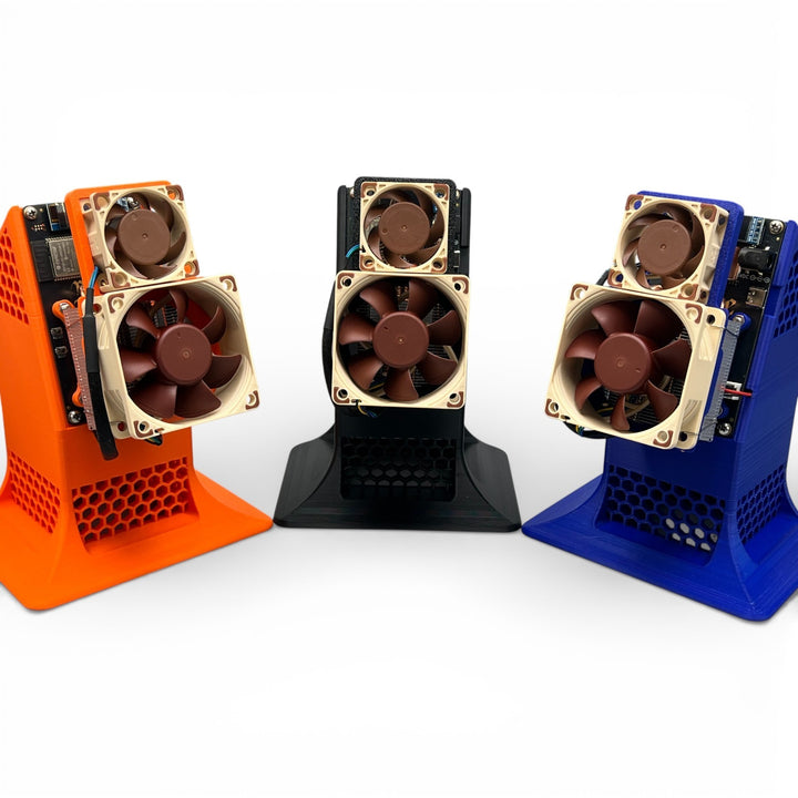 3DTools Bitaxe Cooling Tower One Gehäuse in Orange, Schwarz und Blau mit montierten Noctua Lüftern für Miner
