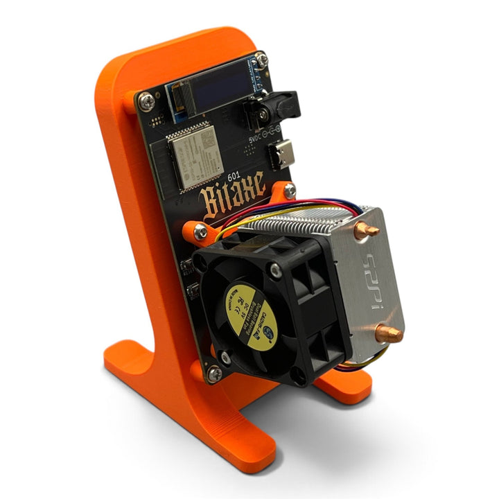 3DTools Bitaxe Ständer in Orange für Ultra, Supra und Gamma Miner aus PETG mit montiertem Mining-Board und Lüfter