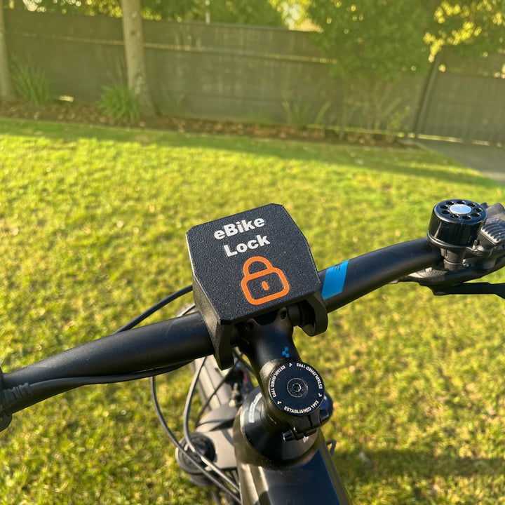 3DTools Schutzkappe für Bosch Nyon 2 BUI350 Displayhalterung mit eBike Lock Aufdruck auf einem Fahrradlenker