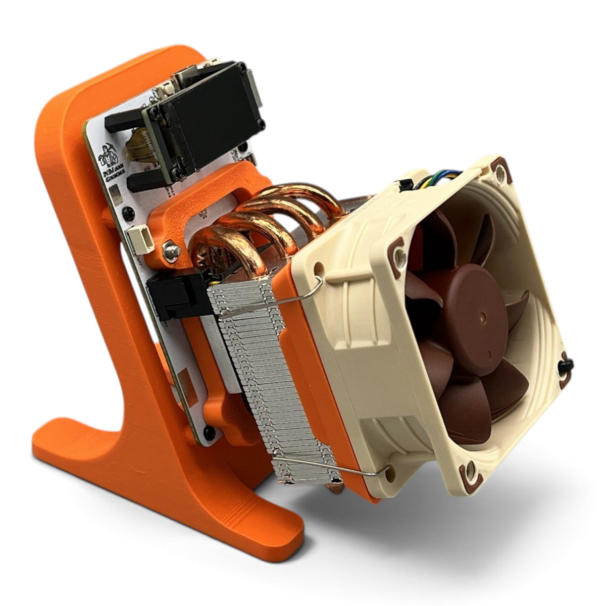 3DTools Ständer aus orangefarbenem PETG für NMAxe Ultra und Gamma Miner mit montiertem Board und Lüfter