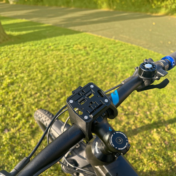 3DTools Schutzkappe für Bosch Nyon 2 BUI350 Displayhalterung aus schwarzem PETG montiert am E-Bike Lenker