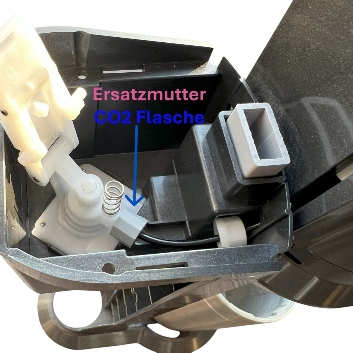 3DTools Reparaturset mit Ersatzmuttern und CO2-Dichtung für SodaStream Wassersprudler im geöffneten Gehäuse