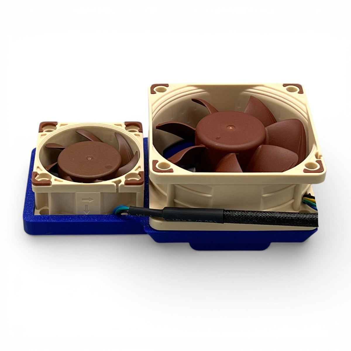 3DTools Twin-Fan-Adapter aus blauem PETG für GeeekPi Low Profile Plus mit montierten Noctua 60mm und 40mm Lüftern