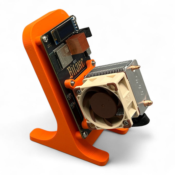Montagebeispiel des Ice-Tower-Cooling-Sets mit Noctua-Lüfter und orangefarbenem PLEXONE Sockeladapter. Bitaxe Miner und Standhalter sind nicht enthalten.