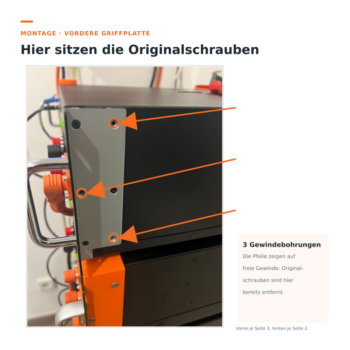 Montage: drei Pfeile markieren die leeren Gewindebohrungen nach Entfernen der Originalschrauben