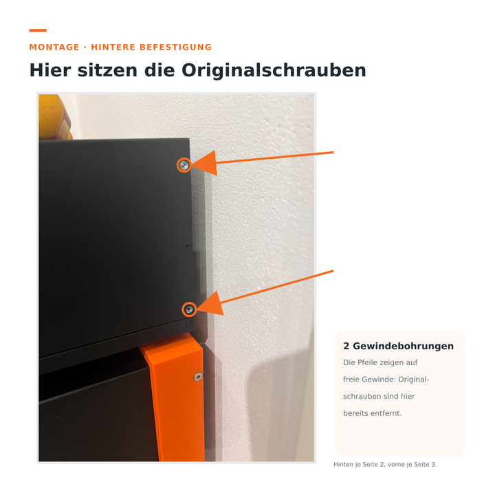 Montage hinten: Zwei Pfeile markieren die leeren Gewindebohrungen nach Entfernen der Originalschrauben